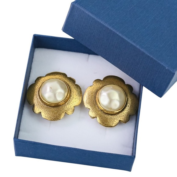 CHANEL Vintage Gold Pearl Earrings